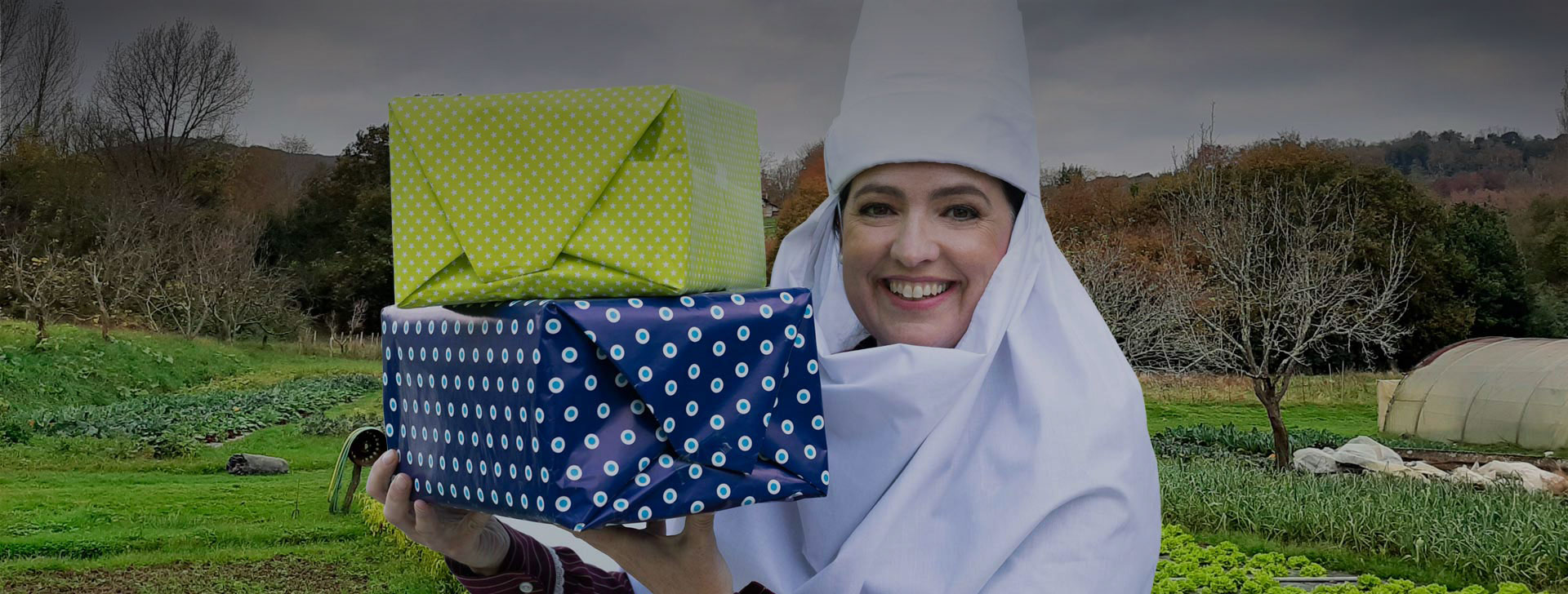 Mari Domingi con regalos